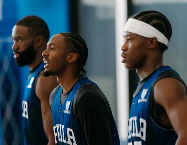 NBA季前赛76人对阵篮网 詹姆斯马克西下半场休息恩比德布朗埃奇库姆继续出战