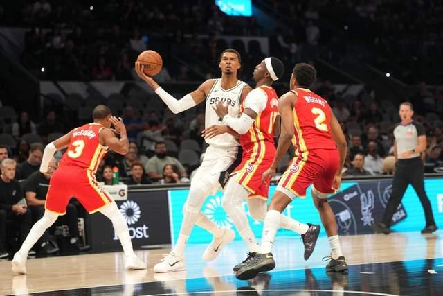 NBA季前赛老鹰逆转马刺队 文班亚马半场9分6板弗莱明斯15+5+3断