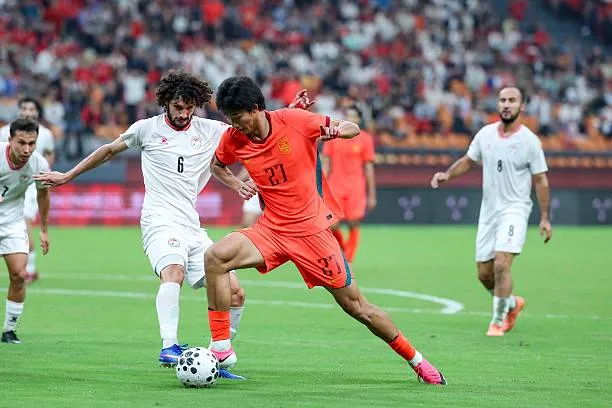 记者：赵松源受访前，国足方面表示“小将难承受过多曝光”