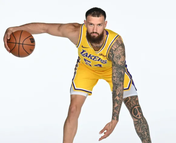 NBA季前赛：马穆三节砍下19分，湖人领先国王16分