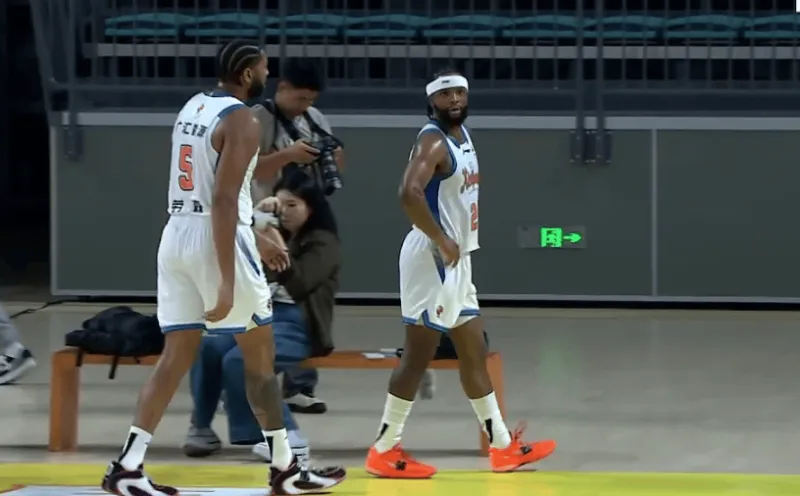 CBA季前赛：新疆半场55-44领先吉林 辛普森14分7助攻