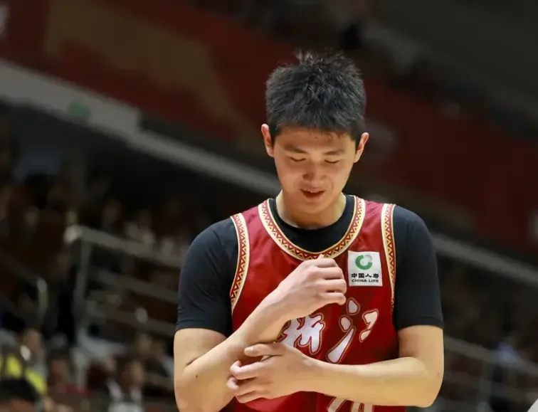 季前赛浙江104-92江苏 李悦洲16分1篮板2助攻2抢断末节5犯离场