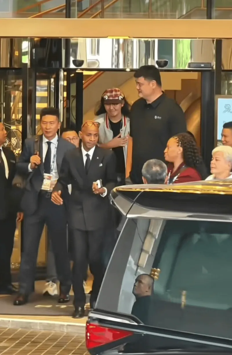 姚明身高明显高于张子宇,网友质疑地球梦言论真实性