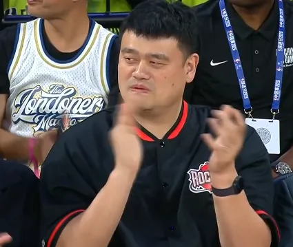 NBA季前赛火箭对阵独行侠 姚明等多位名人现身观众席