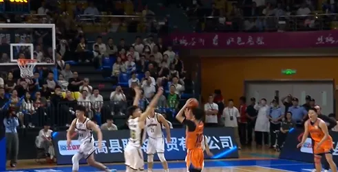 CBA季前赛：偰李永炜三分绝杀不中，上海与辽宁进入加时