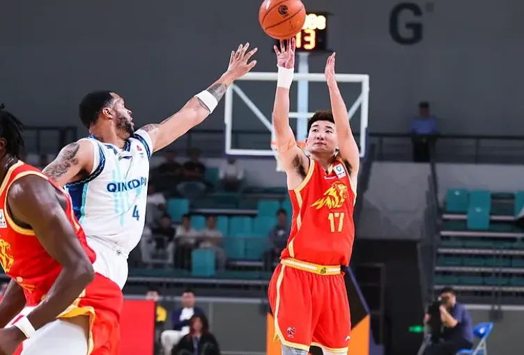 季前赛：孙铭徽10中2仅得4分，广厦81-77不敌青岛
