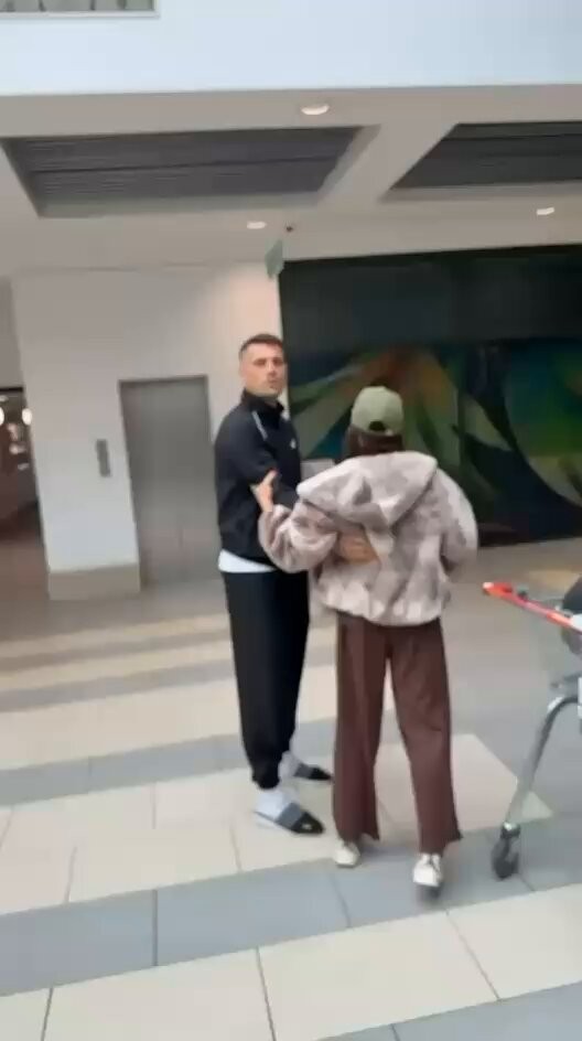 扎卡遭路人当众嘲讽伪造疫苗接种记录，情绪十分激动愤怒