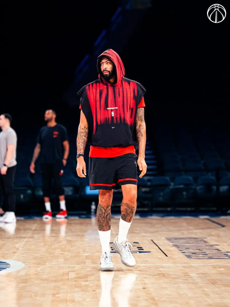 安东尼-戴维斯晒奇才新赛季队名连帽衫，NBA季前赛奇才111-109胜尼克斯