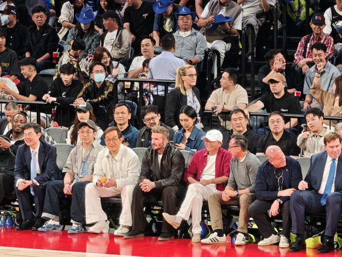 马云现身NBA中国赛澳门站 与成龙、贝克汉姆、蔡崇信同框观赛
