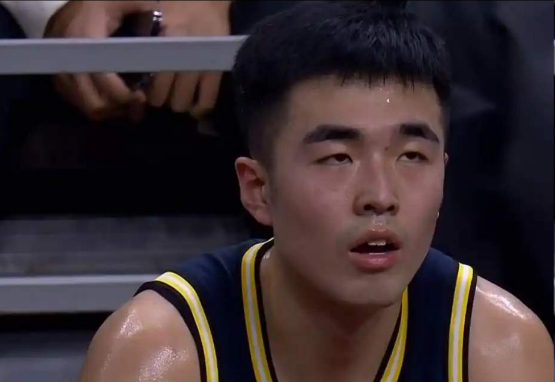 广东队新秀张文逸首战0分4犯1失误，粤蜜热议：你投不进三分就是副作用