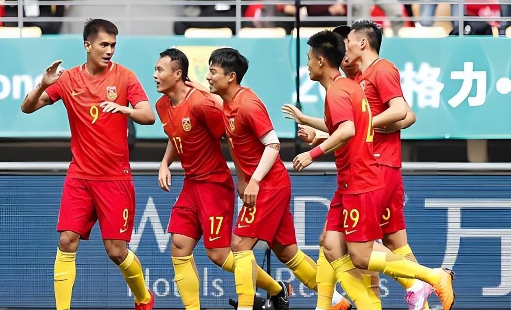 塞尔吉尼奥伤愈回归国安破门，国足热身赛表现引热议