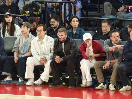 马云现身NBA中国赛现场，与成龙贝克汉姆同框观战