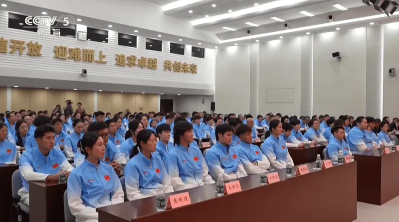 第20届亚运会中国体育代表团总结大会男足代表李昊就座第一排