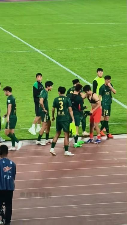 中超：王钰栋与杨希赛后交换球衣，U23国足球员聚首庆祝亚运铜牌