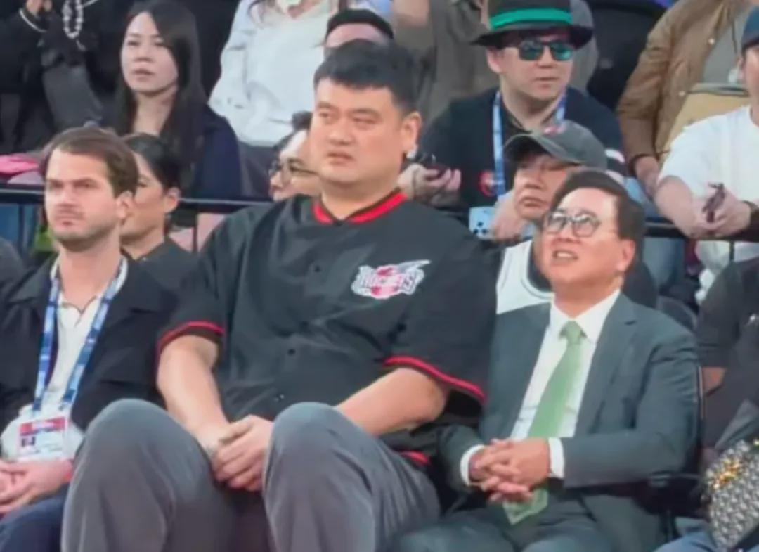20多年过去，姚明依旧坐镇NBA中国赛场边