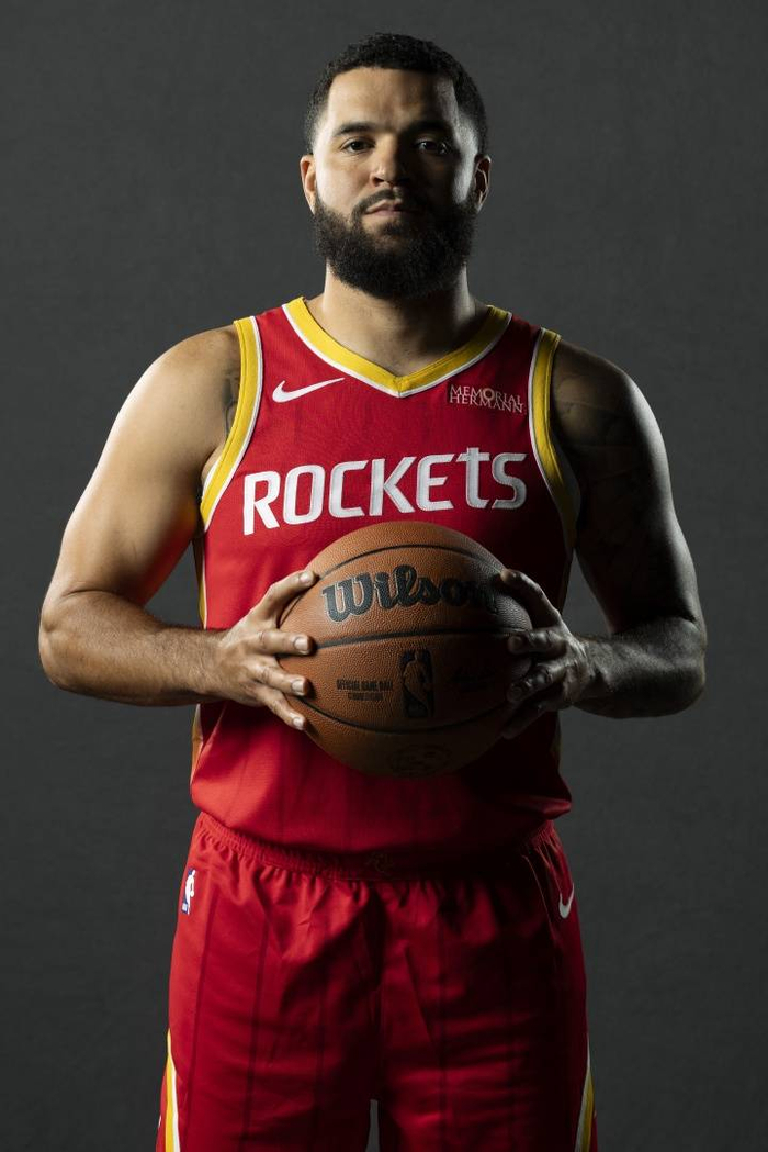 NBA中国赛火箭135-117击败独行侠，乌度卡盛赞范弗里特回归