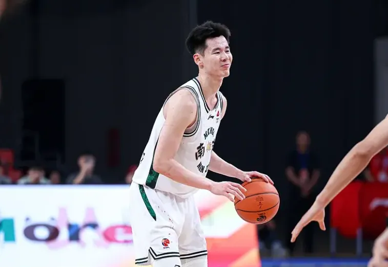 CBA季前赛:郭昊文半场9中2,三分5中0得到7分1篮板2助攻