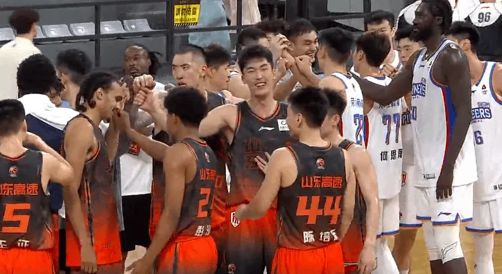 CBA季前赛:班顿17分沙克尔福德11分,山东74-63战胜天津