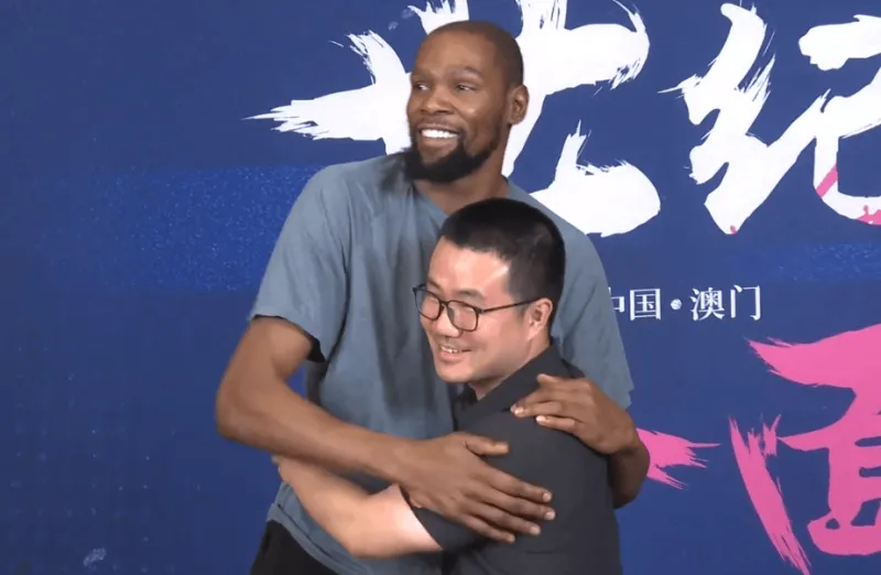 杜兰特与徐静雨达成和解协议并深情拥抱