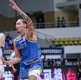 沃特斯半场18分助北京领先浙江 CBA季前赛北京53-48浙江