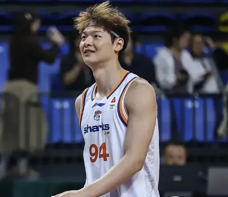 王哲林17分钟砍13分5篮板，上海89-74胜四川
