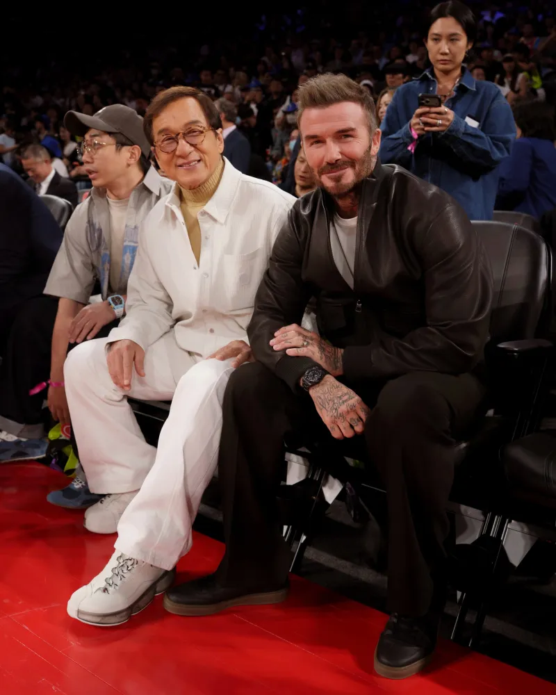 贝克汉姆与成龙现身NBA中国赛现场，火箭135-117击败独行侠