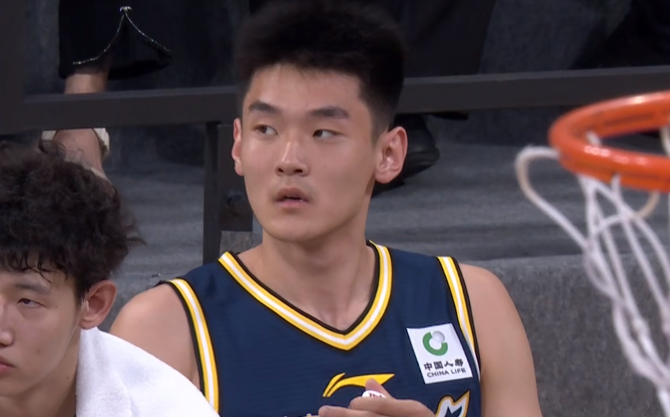 广东宏远82-86不敌广州！周鹏、王洪泽满分，徐杰、卢卡表现引争议