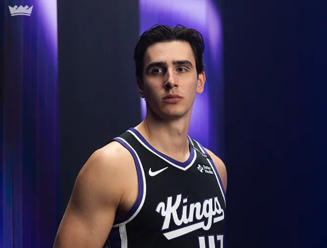 NBA季前赛：勇士对阵国王，雷诺第二节受伤倒地被轮椅推出场外
