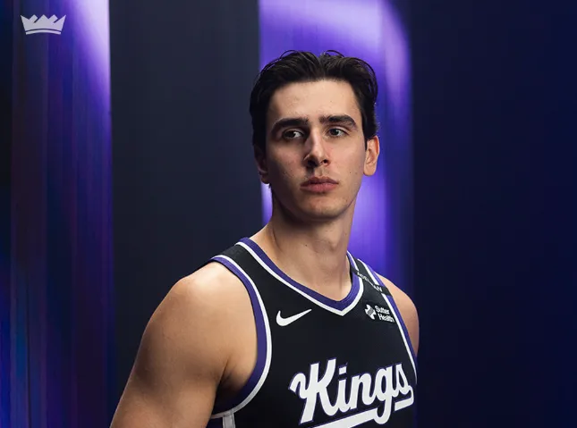 NBA季前赛：雷诺膝盖受伤离场，半场砍下10分5篮板