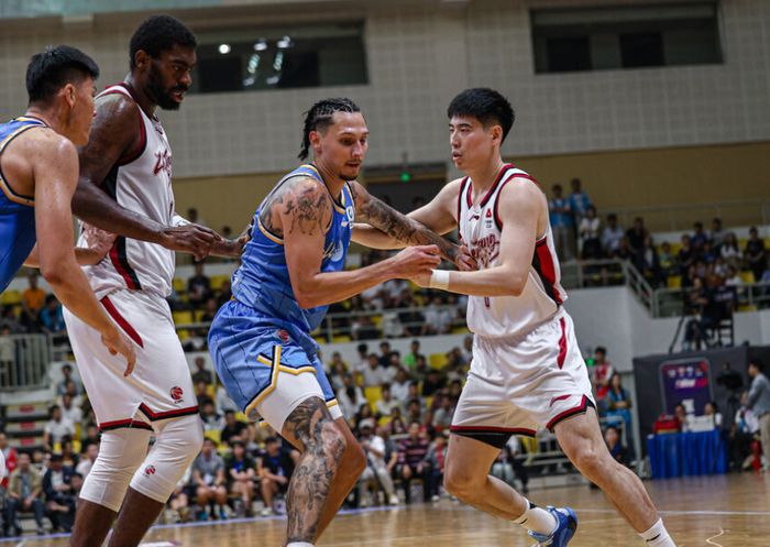 北京首钢外援沃特斯季前赛两场46分 三分球10投7中