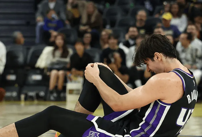 NBA季前赛：雷诺膝盖受伤离场，勇士111-106击败国王