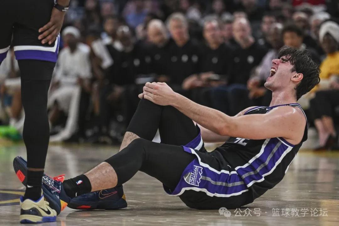 NBA季前赛：西蒙斯首秀国王，年轻内线雷诺伤退被轮椅推走