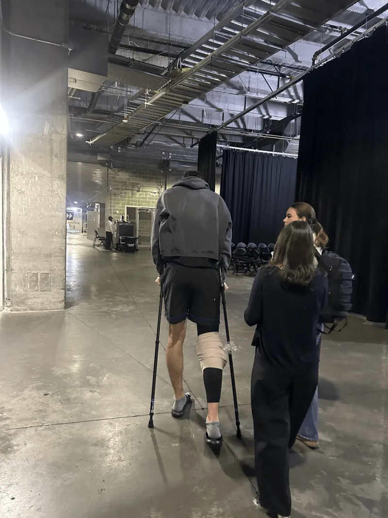 NBA季前赛雷诺受伤仍微笑：我要去拍核磁共振了