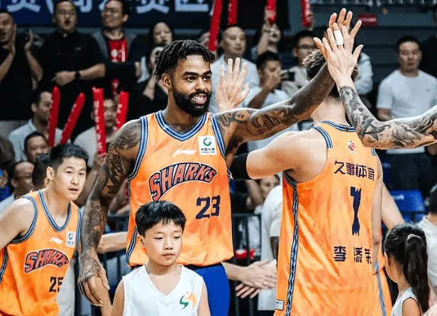 拉塞尔半场8投1中表现低迷，福建51-46领先上海