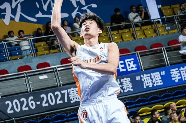 杨曦皓半场11分4篮板1盖帽，福建51-46领先上海