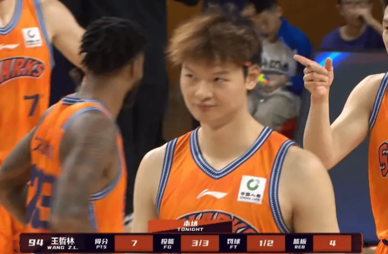 王哲林半场12分钟砍下7分4篮板，福建51-46领先上海