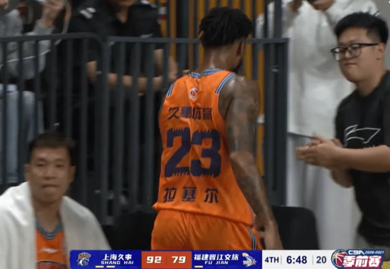 拉塞尔末节砍下11分，上海对阵福建CBA季前赛