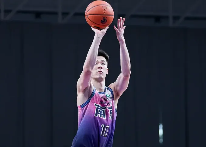郭昊文15中8砍20分，南京男篮101-99深圳男篮