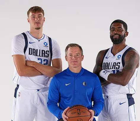 NBA季前赛：独行侠半场58-51领先火箭，欧文14分、斯马特13分