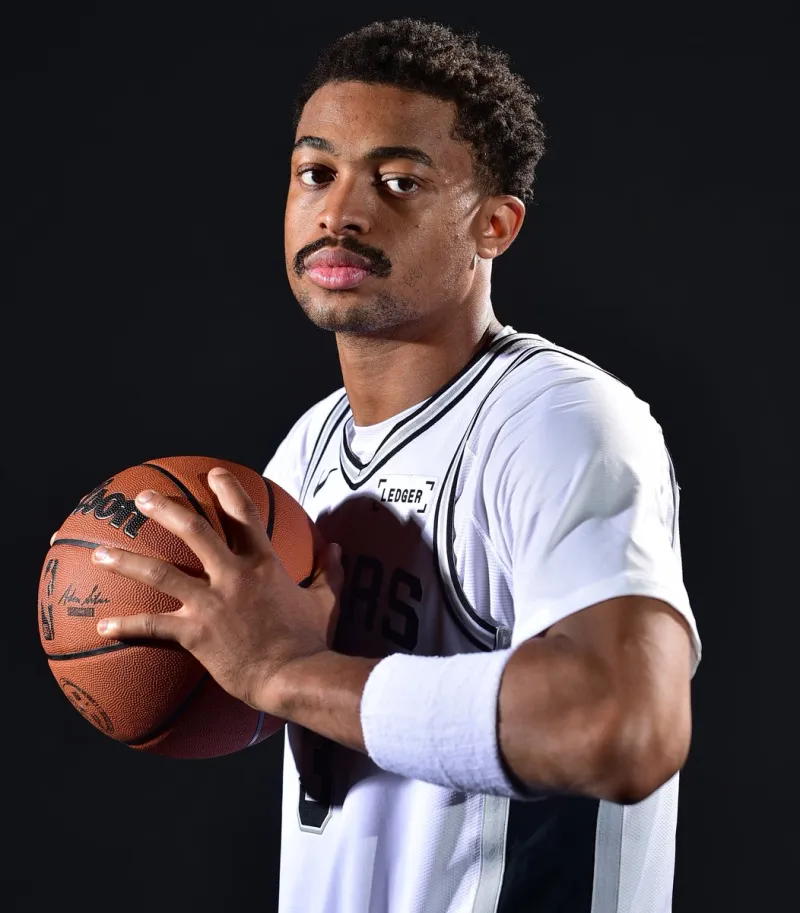 NBA官方晒照为凯尔登-约翰逊庆生