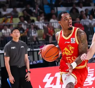 塔克半场19分4篮板1助攻,广厦54-40落后新疆