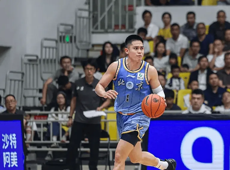 CBA季前赛北京47-33领先江苏 陈盈骏半场11分3助攻