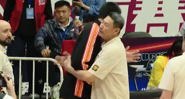 CBA季前赛北京86-83战胜江苏 李楠赛后与儿子李禄曈拥抱