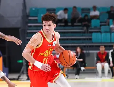 孙铭徽13中8砍21分，广厦季前赛95-80不敌新疆