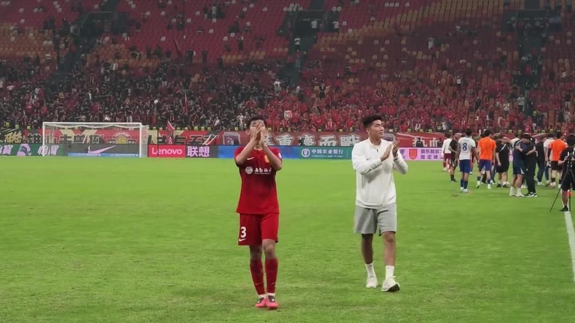 中超山东泰山1-1重庆铜梁龙，青训小将鞠躬致谢球迷