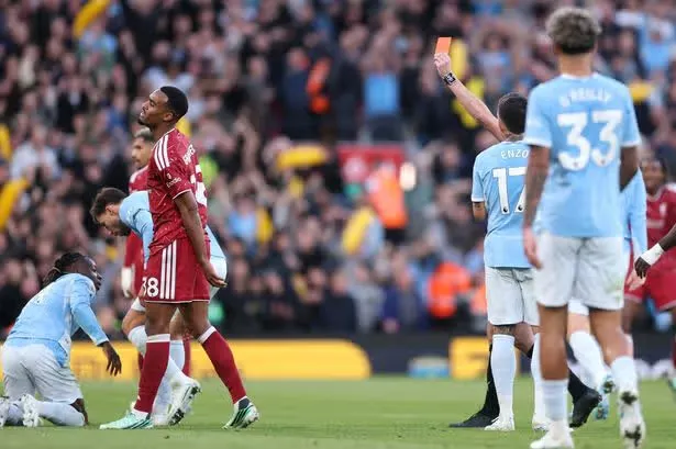 英超：曼城3-0利物浦，赫拉芬贝赫两黄变一红遭批评