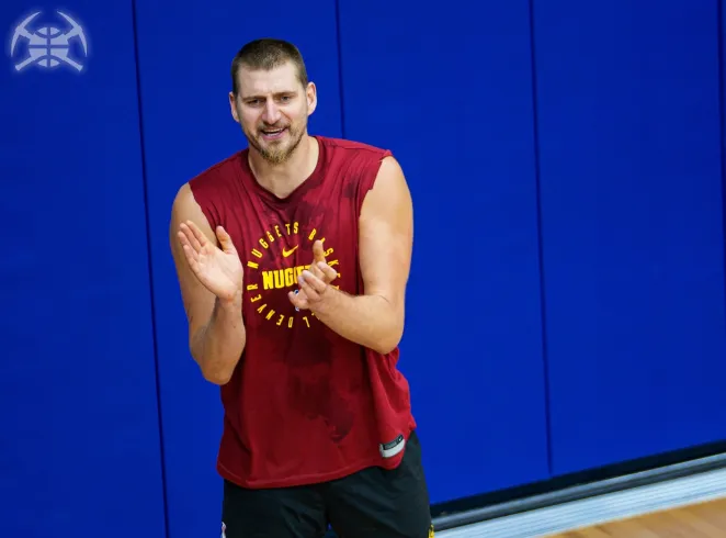 约基奇首节10分1助攻，掘金对阵公牛NBA季前赛