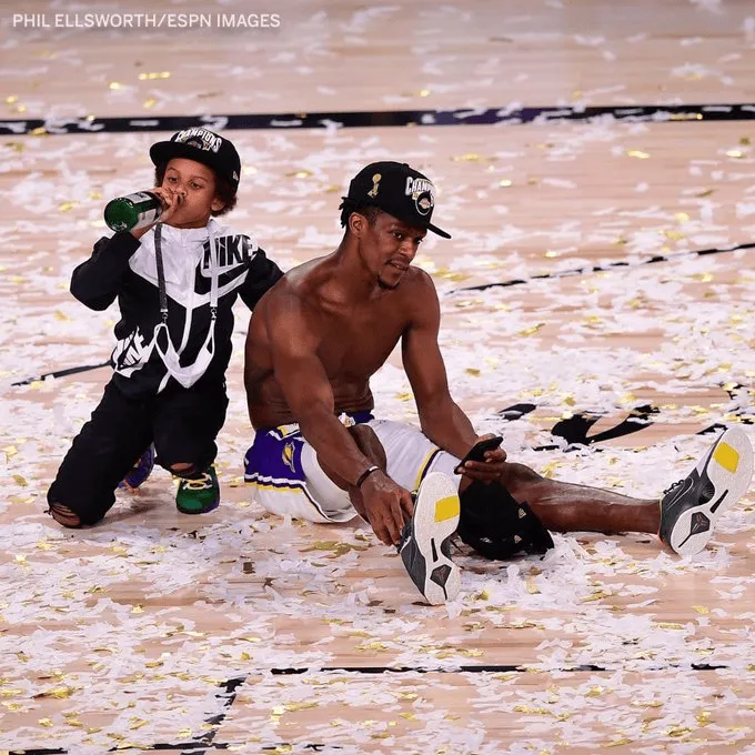 NBA总决赛经典瞬间：湖人4-2热火夺冠 勒布朗FMVP