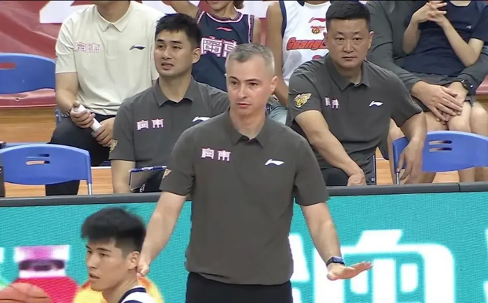 广东男篮季前赛1胜2负收获两大惊喜：张皓嘉三战抢19篮板，杨溢表现超徐杰