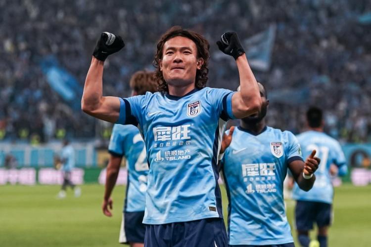 大连英博4-0青岛西海岸 廖锦涛耳部缝合13针
